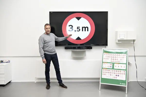 En kørelærer fra HandicapBilistCentrets specialkøreskole underviser i vejskilte, som er obligatorisk i teoriundervisningen.