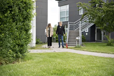 En kvinde faar lavet en gangtest af en ansat i HandicapBilistCentret