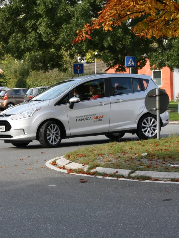 Koereskolebil i rundkoersel
