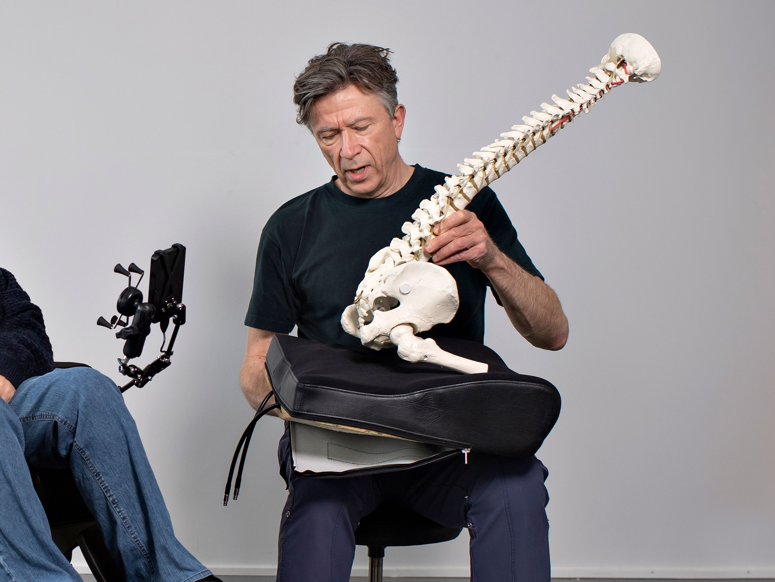 En borger får hjælp til at finde og tilpasse hjælpemidler.