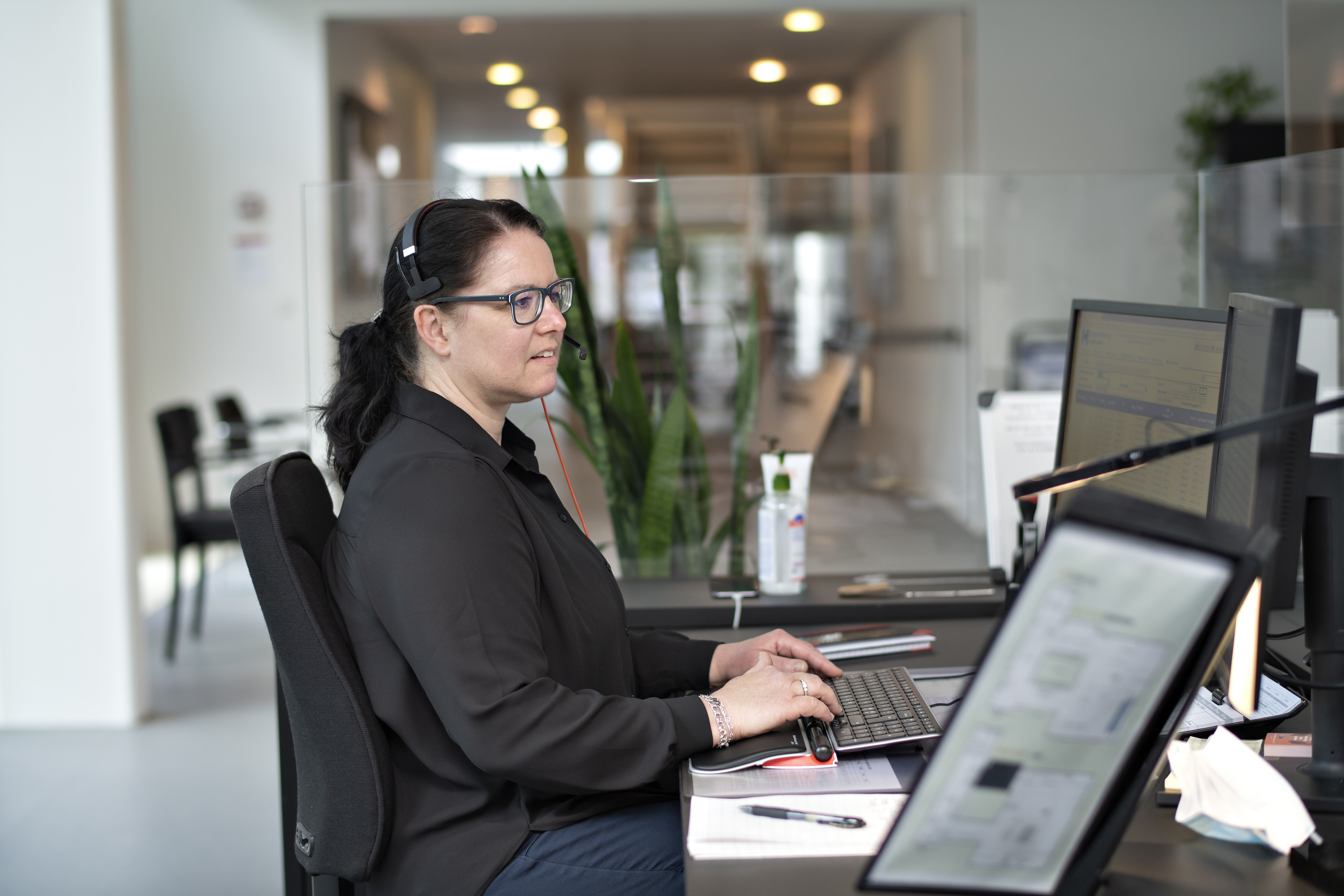 Tina Blum sidder klar i receptionen